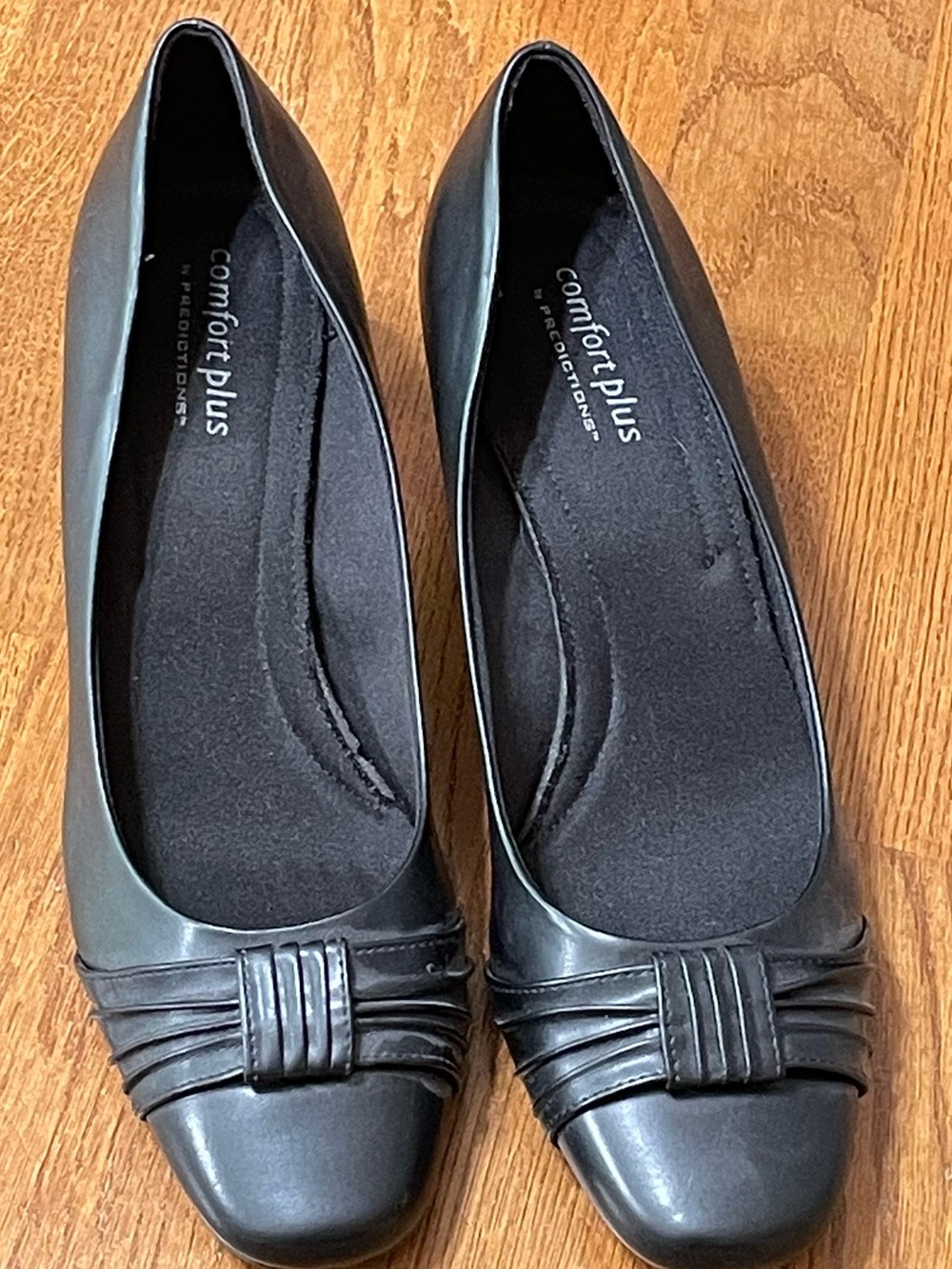 comfort plus by Predictions Women's Black Slip-On Comfort Pump with Pleated Toe
